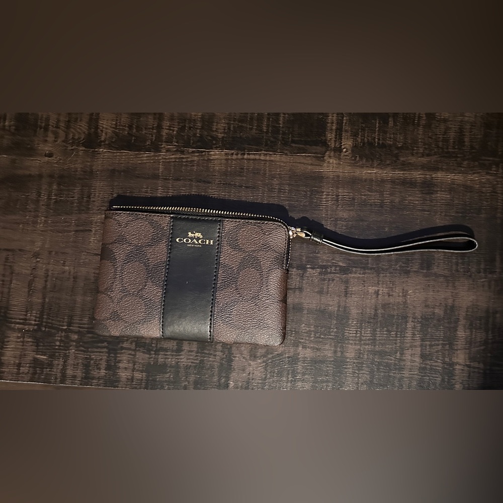 Corner Zip Wristlet In Signature Canvas
Coach